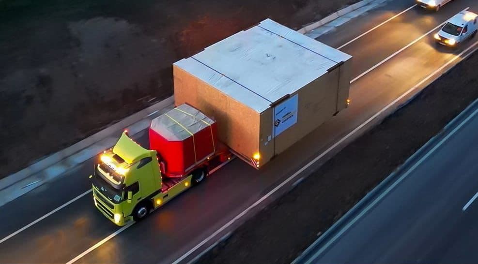 Unser 6,90 Meter breiter Projekttransport