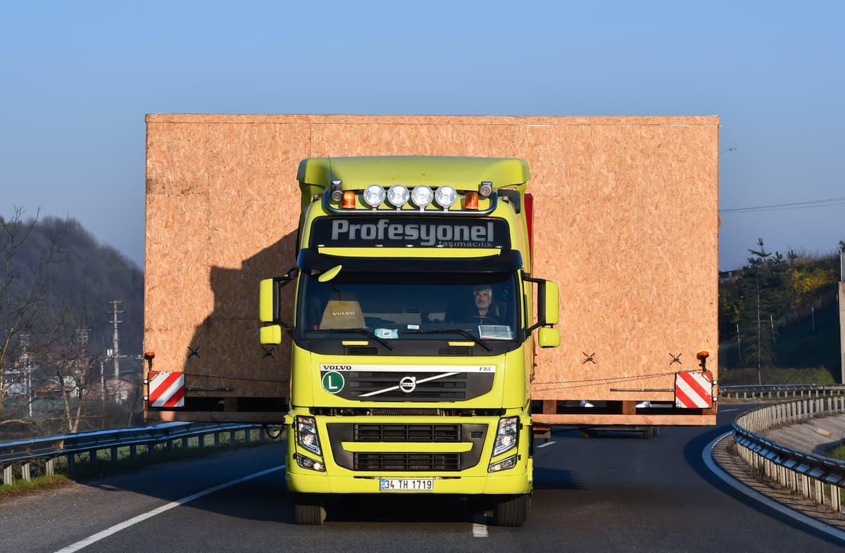 Unser 6,90 Meter breiter Projekttransport